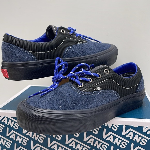 Vans Women’s Era VIt Lx
Hiker Dress Blues
VN0A4BNHLKZ
Sneakers - Picture 8 of 16